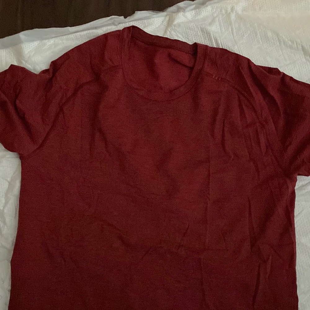 Red metal vent tech shirt lululemon - medium